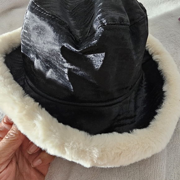 Rossini warm and up in style this hat brings flavor to your wardrobe brand new - Picture 3 of 4